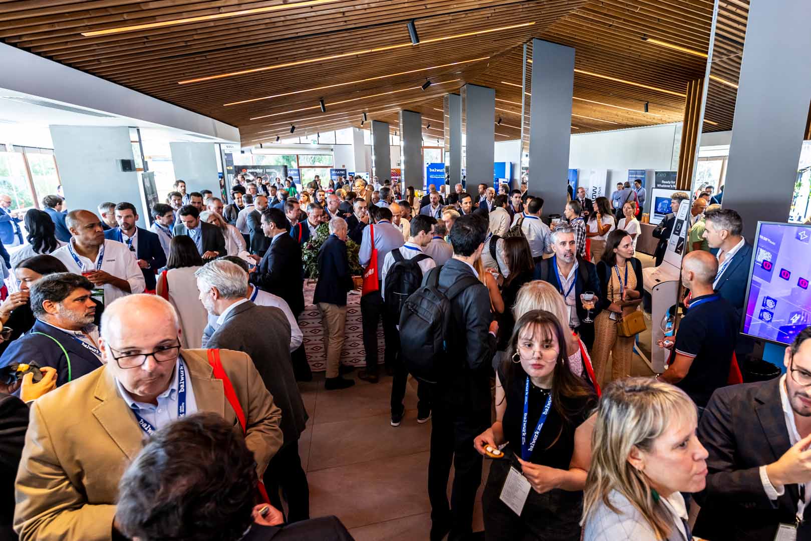 Zona de coffee break e networking de participantes